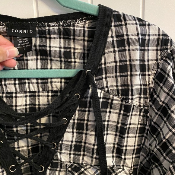 ❌SOLD❌ PLAID FLANNEL LACE UP SHIRT - Picture 5 of 6
